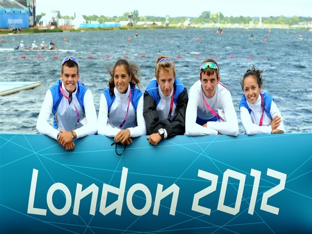 il 4 con appoggiato allo striscione london 2012